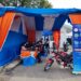 Petugas membuka tenda pelayanan untuk pengiriman motor gratis pada Lebaran 2022. (Foto: bambang/dara.co.id)