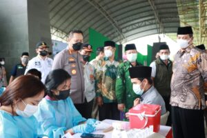 Polresta Bandung Bersama Kemenag dan NU Gelar Sejuta Vaksin Booster