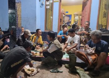 Anggota DPRD Kab. Bandung Riki Ganesa (jaket kuning) sahur bersama warga Desa Bojongsari, Kec. Bojongsoang, Kabupaten Bandung terdampak banjir, Kamis (21/4/2022). (Foto: trinata/dara.co.id)