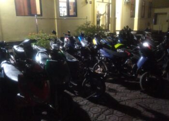 Sebanyak 70 unit sepeda motor yang diduga digunakan balapan liar diamankan di Mapolsek Majalaya Kabupaten Bandung, Kamis (21/4/2022) malam (Foto : Trinata/dara.co.id).