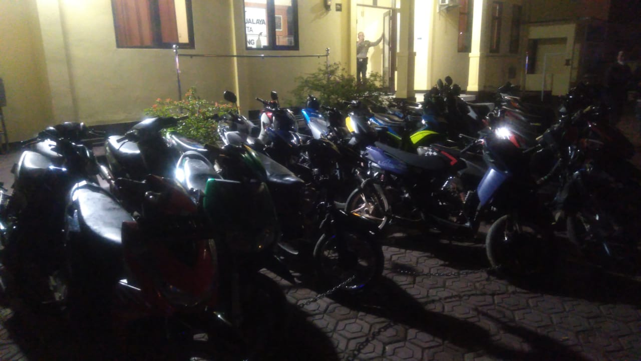 
Sebanyak 70 unit sepeda motor yang diduga digunakan balapan liar diamankan di Mapolsek Majalaya Kabupaten Bandung, Kamis (21/4/2022) malam (Foto : Trinata/dara.co.id).
