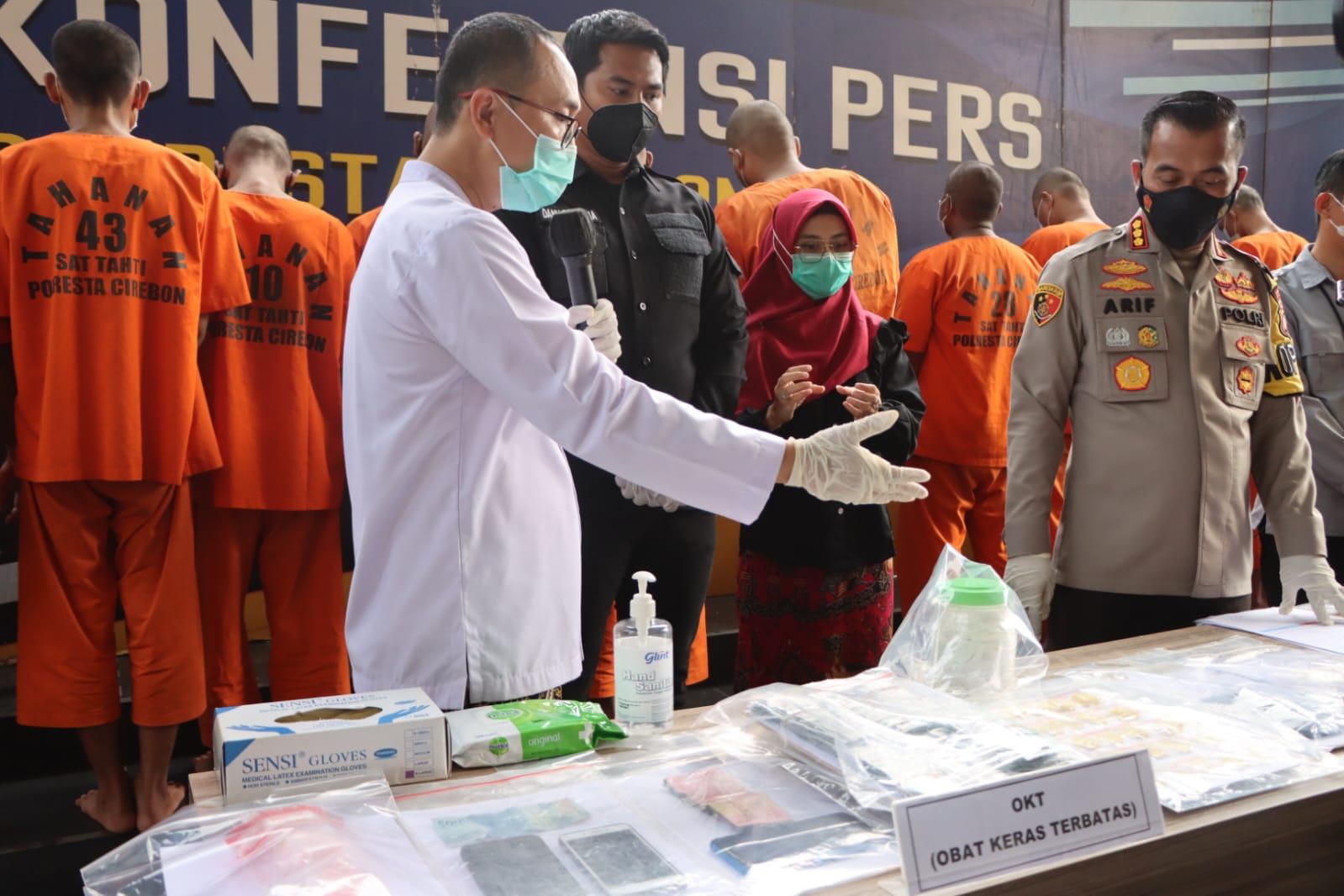 

Kapolresta Cirebon, Kombes Pol Arif Budiman memimpin  gelar perkara pengungkapan kasus Narkoba, di Mapolresta Cirebon, Kamis (21/4/2022). (Foto: bambang/dara.co.id)
