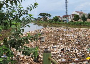 Tumpukan sampah di aliran Sungai Cikeruh Desa Tegalluar Kecamatan Bojongsoang Kabupaten Bandung, Sabtu (23/4/2022) sore. (Foto: BPBD Kab Bandung)