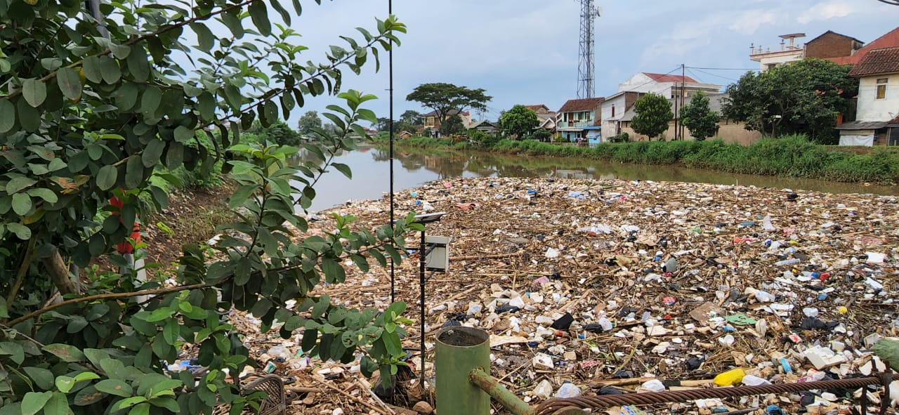 Tumpukan sampah di aliran Sungai Cikeruh Desa Tegalluar Kecamatan Bojongsoang Kabupaten Bandung, Sabtu (23/4/2022) sore. (Foto: BPBD Kab Bandung)