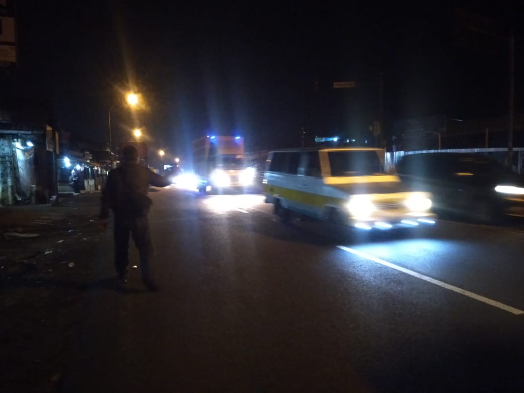 Lalulintas kendaraan yang melintasi Jalan Raya Nagreg Kabupaten Bandung terlihat ramai lancar, Rabu (27/4/2022) malam sekitar pukul 23.00 WIB. (Foto: Trinata/dara.co.id)