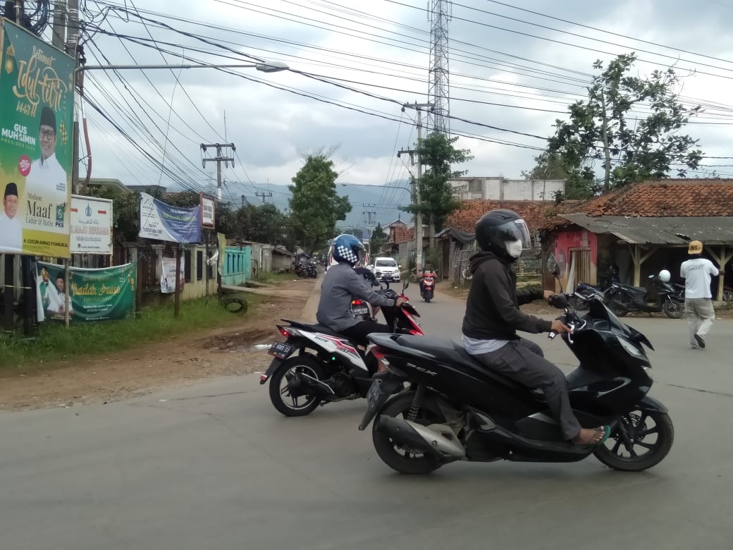 
Memasuki H-3 Lebaran, kendaraan yang melintasi akses Jalan Alternatif Cijapati Kecamatan Cikancung Kabupaten Bandung terlihat normal dan landai, Jumat (29/4/2022).(Foto: trinata/dara.co.id)

