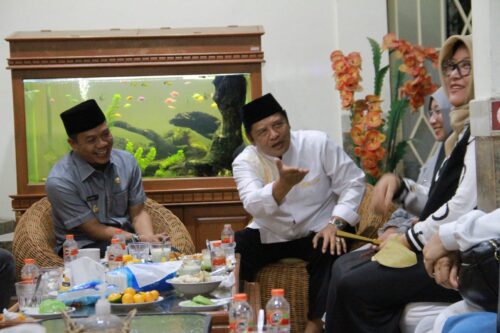 
Bupati Bandung HM Dadang Supriatna saat bersilaturahmi dengan mantan Bupati Bandung HM Dadang M. Naser di Ciparay Kabupaten Bandung, Jumat (1/4/2022) malam. (trinata/dara.co.id)