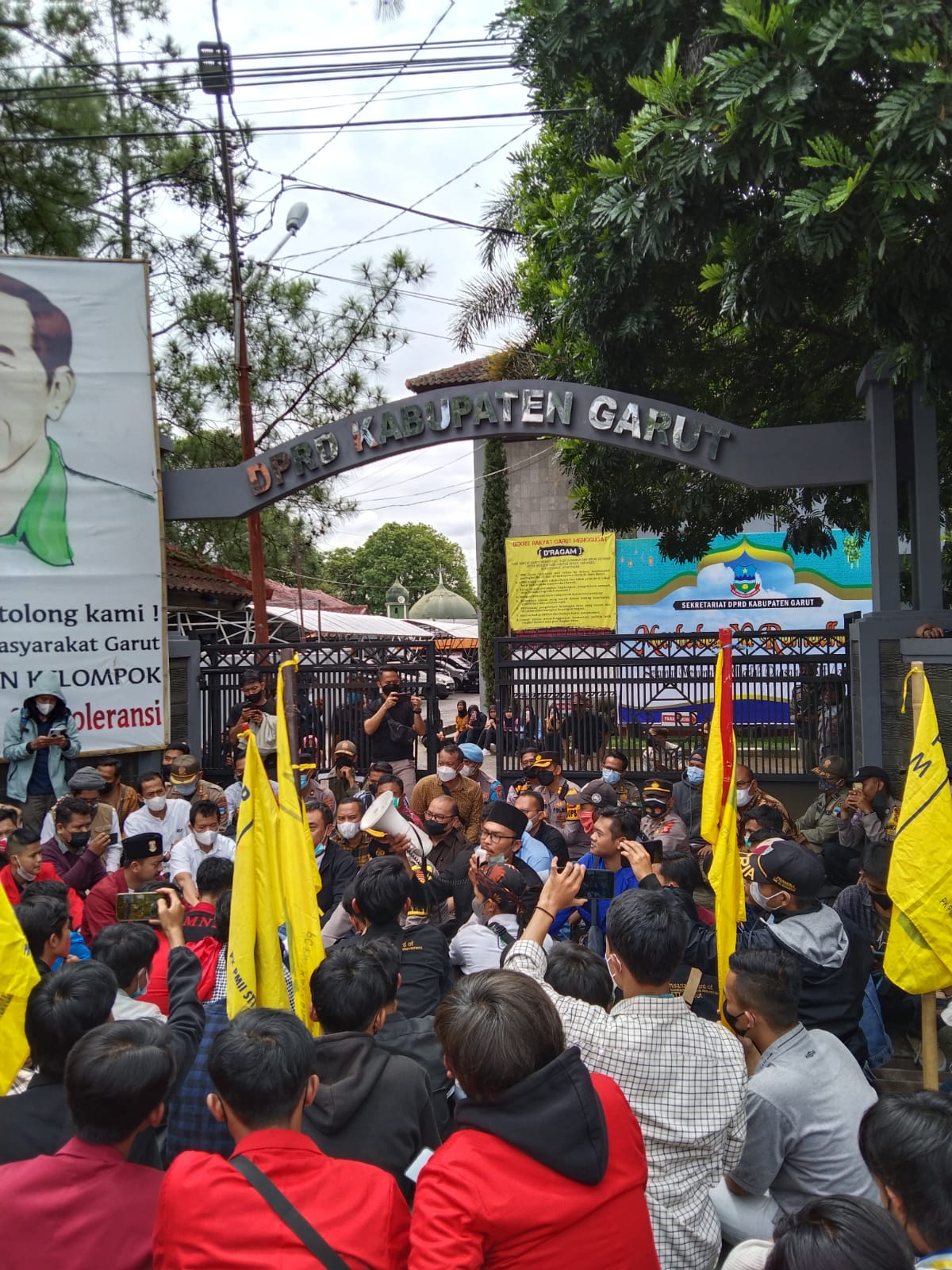 Ratusan mahasiswa yang tergabung dalam berbagai organisasai di Kabupaten Garut menggelar aksi unjuk rasa di depan Gedung DPRD Garut, Jalan Patriot, Kecamatan Tarogong Kidul, Kabupaten Garut, Jumat(8/4/2022) (Foto: Istimewa)
