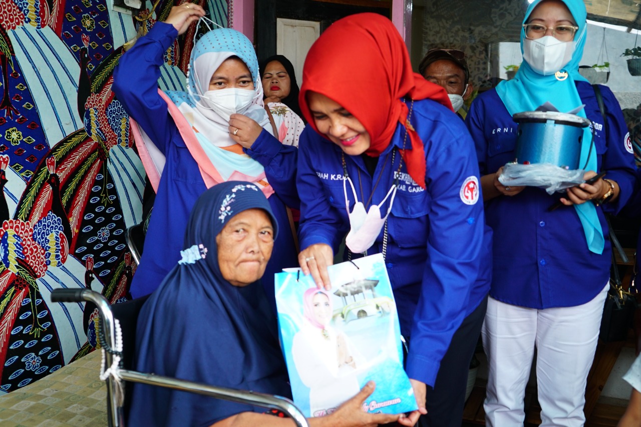 

Pemberian bantuan kompor listrik dari Dekranasda Garut kepada Pembatik Batik Garutan di Kampung Sanding Kelurahan Muara Sanding dan Kampung Paledang Kelurahan Kota Kulon, Kecamatan Garut Kota, Kabupaten Garut, Jum'at (8/4/2022). (Foto: andre/dara.co.id)
