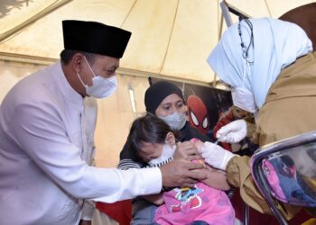 Wakil Gubernur Jawa Barat, Uu Ruzhanul Ulum, saat meninjau pelaksanaan vaksinasi COVID-19 selama bulan Ramadan, di Pusat Perbelanjaan Ramayana, Kelurahan Pakuwon, Kecamata Garut Kota, Kabupaten Garut (Foto: Istimewa)