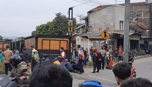 Gerbong kereta api anjlok di perlintasan Kadungora dan menutup jalan (Foto: Andre/dara.co.id)