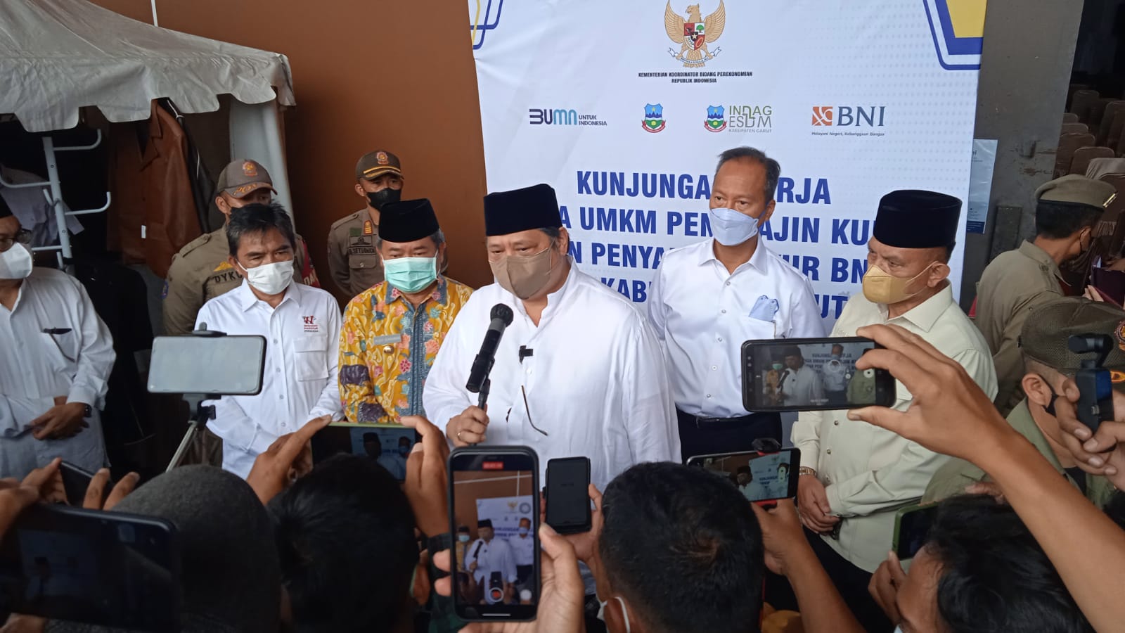 
Menteri Koordinator Perekonomian RI, Airlangga Hartarto, saaat berkunjunng ke PT GMP  di Jalan Sudirman, Kecamatan Garut Kota, Kabuaten Garut, Kamis (21/4/2022).(Foto: andre/dara.co.id)
