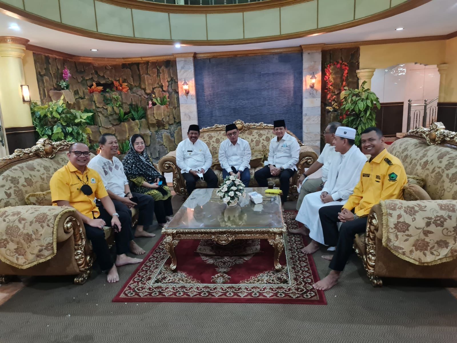 
Ketua DPD Partai Golkar Jabar, Tubagus Ace Hasan Syadzily, didampingi Sekretaris DPD Partai Golkar Jabar, MQ Iswara dan Plt. Bupati Bekasi, Akhmad Marjuki, mengunjungi dan berbuka puasa bersama anak yatim di kediaman Tokoh Golkar Bekasi, KH. Amin Fauzi, Desa Kalijaya, Kecamatan Cikarang Barat, Kabupaten Bekasi, Jumat (21/4/2022) lalu.(Foto: andre/dara.co.id)