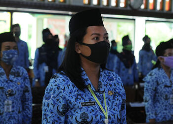 Sejumlah Aparatur Sipil Negara (ASN) menggunakan masker saat mengikuti pelantikan secara daring di Kantor Pemerintah Kabupaten Klaten, Jawa Tengah, Jumat (5/6/2020). Pelantikan diikuti sebanyak 715 ASN TA 2018 di lima tempat secara daring atau telekonferens. ANTARA FOTO/Aloysius Jarot Nugroho/pras.