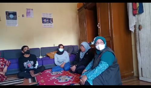 
Ketua TP PKK Kabupaten Bandung Hj. Emma Dety Supriatna saat melayat keluarga korban Heru (14), di rumah duka di Kampung Sirnasari Desa Pulosari Kecamatan Pangalengan, Kabupaten Bandung, Senin (4/4/2022) siang. (Foto: trinata/dara.co.id)

