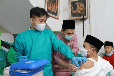 
Bupati Bandung HM Dadang Supriatna divaksin Booster usai salat sunat tarawih di Masjid Assyfa Desa Tegalluar, Kecamatan Bojongsoang, Kabupaten Bandung, Sabtu (2/4/2022) malam. (Foto: trinata/dara.co.id)