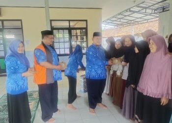 Pengurus Cabang (PC) Paguyuban Pasundan Kabupaten Bandung Barat (KBB) memberikan bingkisan mungil bagi belasan guru ngaji di Mesjid Maryam Kampung Sukatani RT 01/ RW 05 Desa Cililin, Kecamatan Cililin, Sabtu (29/4/2022).