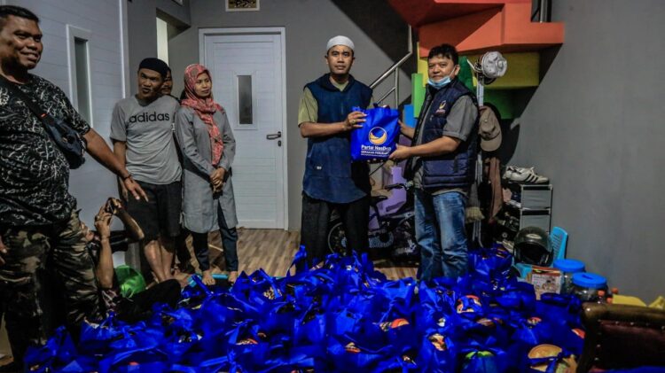 Mengisi bulan Ramadan, DPD Partai Nasional Demokrat Kota Bandung melaksanakan Wakaf 1000 Al-Quran yang dibagikan ke masjid di 30 kecamatan.