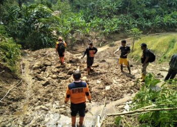 Pencarian korban longsor di Kampung Cilengkong RT 01/RW 17, Desa Sukaresmi, Kecamatan Rongga. Kabupaten Bandung Barat (KBB) meninggal terseret longsor, Kamis (14/4/2022) pukul 20.00 WIB. (Foto: Dokumen BPBD KBB)