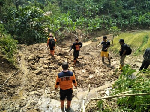 Pencarian korban longsor di Kampung Cilengkong RT 01/RW 17, Desa Sukaresmi, Kecamatan Rongga. Kabupaten Bandung Barat (KBB) meninggal terseret longsor, Kamis (14/4/2022) pukul 20.00 WIB. (Foto: Dokumen BPBD KBB)