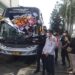 Plt Bupati Bandung Barat Hengky Kurniawan lepas bus yang ditumpangi pemudik gratis, tujuan Jogyakarta dan Solo di halaman eks Giant Dept Store, Jalan Raya Padalarang, Jumat (29/4/2022).(Foto: heny/sara.co.id)