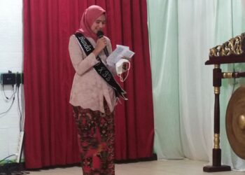 Bunda Forum Anak Daerah (FAD) Kabupaten Bandung Barat (KBB) Sonya Fatmala Hengky Kurniawan, menangis saat memberikan sambutan pada Launching Gerakan Perlindungan Perempuan dan Anak (Gepprak), di SMPN 2 Ngamprah-Perumahan Tani Mulya, Kamis (21/4/2022).(Foto: heny/dara.co.id)