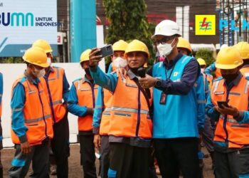 Direktur Utama PT PLN (Persero) Darmawan Prasodjo berfoto bersama tim pelayanan teknik saat memimpin Apel Siaga Idul Fitri di Cirebon. (Foto: Humas PLN)