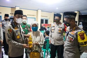 Bisa Saja Kapolresta Cirebon, Warga yang Ikut Vaksinasi Booster Dapat Minyak Goreng