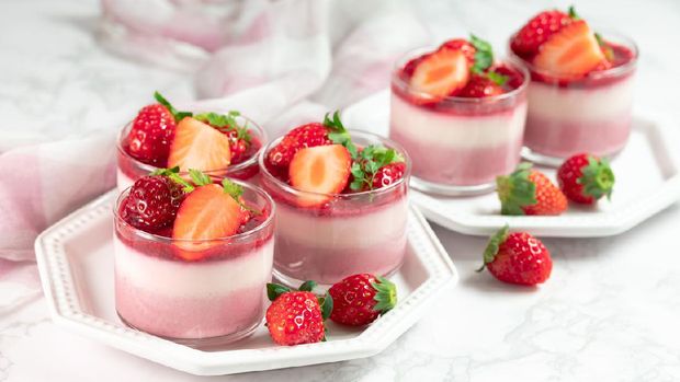 Menu takjil Panna Cotta Strawberry. (Foto: Getty Images/iStockphoto/yumehana)