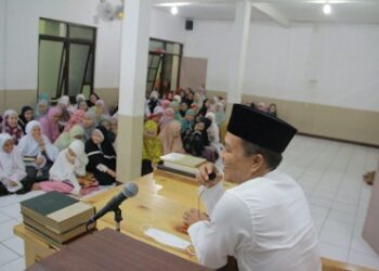 Bupati Bandung HM Dadang Supriatna saat menyampaikan pendidikan agama kepada para santri di Pesantren Assyifa Kecamatan Cicalengka Kabupaten Bandung, Minggu (10/4/2022) malam. (Foto: trinata/dara.co.id)