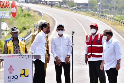 Presiden Jokowi pada Peresmian Jalan Lingkar Brebes-Tegal, di Kabupaten Brebes, Jateng, Rabu (13/04/2022). (Foto: Humas Setkab/Agung)
