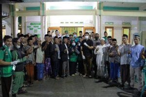 Bupati Bandung Pantau Pelaksanaan Vaksinasi Usai Salat Tarawih