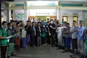 Bupati Bandung Pantau Pelaksanaan Vaksinasi Usai Salat Tarawih