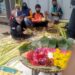 Pedagang bungkus etupat dan bunga musiman di Jalan Babakan Kecamatan Majalaya Kabupaten Bandung, Minggu (1/5/2022). (Foto: Trinata/dara.co.id).