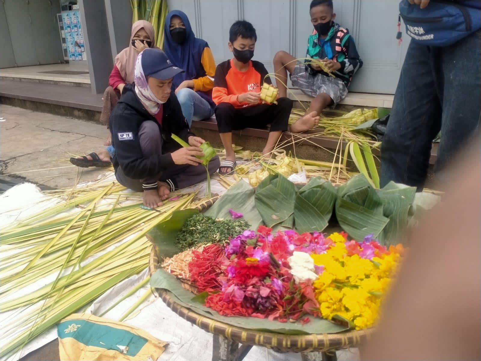 Pedagang bungkus etupat dan bunga musiman di Jalan Babakan Kecamatan Majalaya Kabupaten Bandung, Minggu (1/5/2022). (Foto: Trinata/dara.co.id).