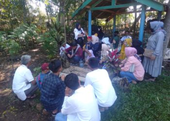 Sejumlah warga sedang berdoa di atas pemakaman di pemakaman umum di Desa Cipaku Kecamatan Paseh Kabupaten Bandung, Selasa (3/5/2022). (Foto: trinata/dara.co.id)