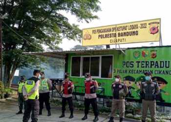 Kapolsek Cikancung AKP Carsono bersama jajarannya  saat melakukan siaga di Pos Pam Cijapati Kecamatan Cikancung Kabupaten Bandung, Senin (9/5/2022) (Foto: Istimewa)