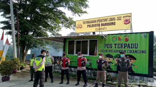 Kapolsek Cikancung AKP Carsono bersama jajarannya  saat melakukan siaga di Pos Pam Cijapati Kecamatan Cikancung Kabupaten Bandung, Senin (9/5/2022) (Foto: Istimewa)
