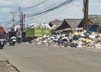 Tumpukan sampah di depan Pasar Parakanmuncang (Foto: Istimewa)