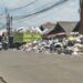 Tumpukan sampah di depan Pasar Parakanmuncang (Foto: Istimewa)