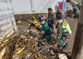 Satgas Citarum Harum Sektor 4/Majalaya saat membersihkan sampah dan ranting pohon di aliran Cungai Cidawolong di Desa Biru Kecamatan Majalaya Kabupaten Bandung, Kamis (12/5/2022). (Foto Dok Satgas Citarum Harum)