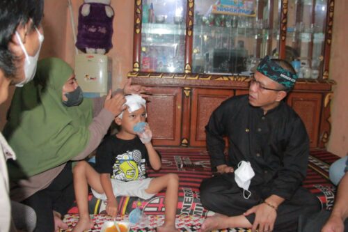 Bupati Bandung HM Dadang Supriatna saat menengok Sahrul Mubarok (Foto: Pemkab Bandung)