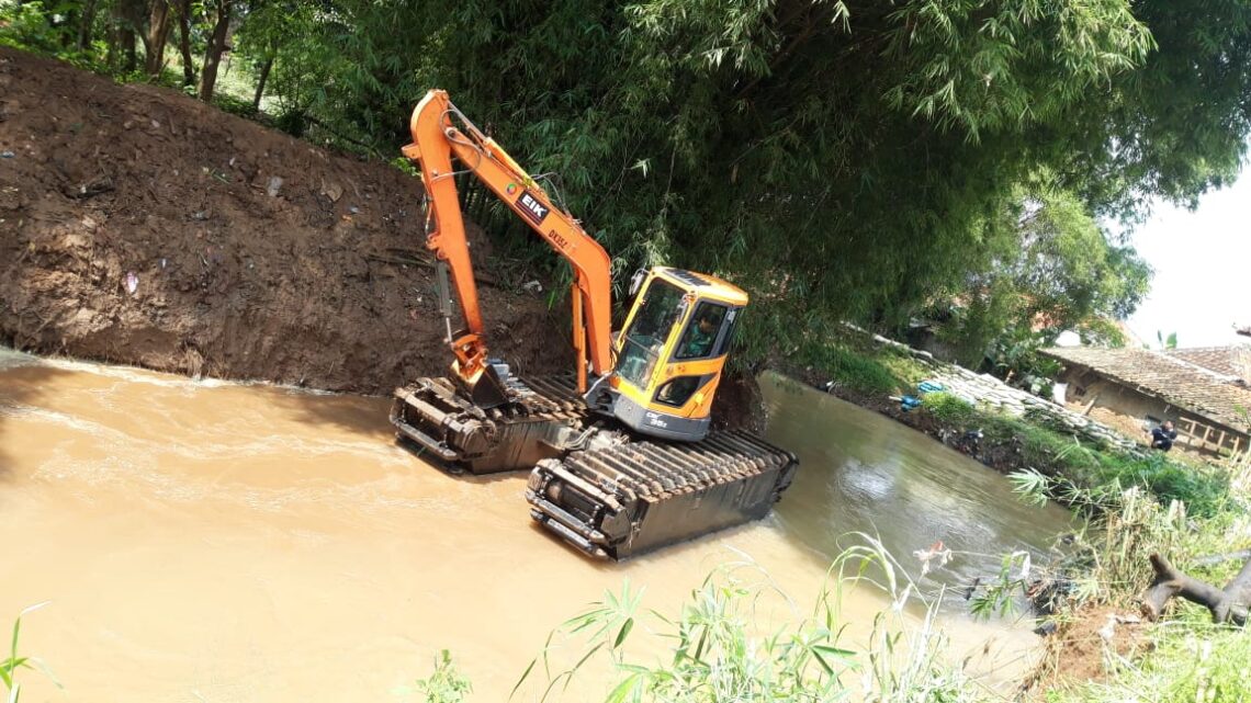 Alat berat bakchoe sedang mengeruk sungai Cikeruh (Foto: Istimewa)