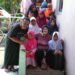 Penggiat Lingkungan Denni Hamdani (kiri) bersama anak-anak di lingkungan pesantren di Kampung Walahir Desa Loa Kecamatan Paseh Kabupaten Bandung, Minggu (15/4/2022). (Foto istimewa/dara.co.id)