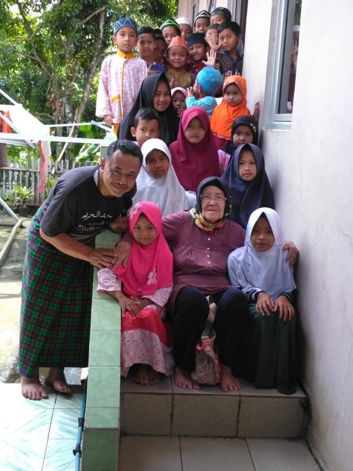 Penggiat Lingkungan Denni Hamdani (kiri) bersama anak-anak di lingkungan pesantren di Kampung Walahir Desa Loa Kecamatan Paseh Kabupaten Bandung, Minggu (15/4/2022). (Foto istimewa/dara.co.id)