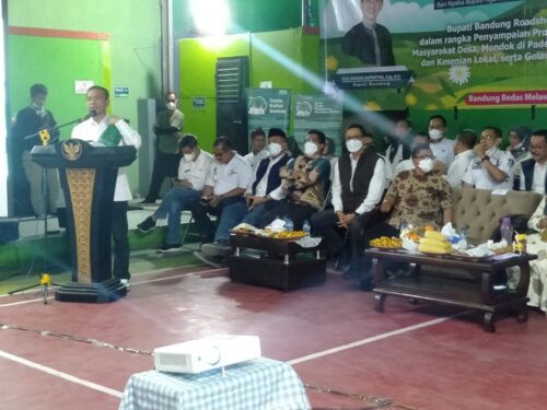 Bupati Bandung HM Dadang Supriatna saat melaksanakan program Bunga Desa di Desa Ibun Kecamatan Ibun Kabupaten Bandung, Rabu (18/5/2022).(Foto: Humas Pemkab)
