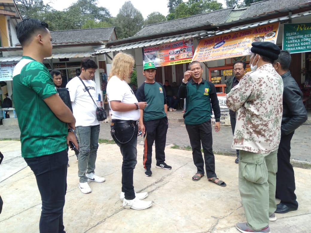Bupati Bandhng HM Dadang Supriatna saat meninjau obyek wisata Kawah Kamojang Desa Laksana Kecamatan Ibun Kabupaten Bandung, Kamis (19/5/2022). (Foto: Trinata/dara.co.id)
