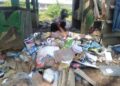 Agus (56), sedang mengelola sampah di tempat pilah pilih olah sampah di sebuah pemakaman umum/bantaran Sungai Citarum di Kampung Bojongrengas RW 11 Desa Majasetra Kecamatan Majalaya Kabupaten Bandung, Jumat (20/5/2022).(Foto: trinata/dara.co.id)