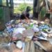 Agus (56), sedang mengelola sampah di tempat pilah pilih olah sampah di sebuah pemakaman umum/bantaran Sungai Citarum di Kampung Bojongrengas RW 11 Desa Majasetra Kecamatan Majalaya Kabupaten Bandung, Jumat (20/5/2022).(Foto: trinata/dara.co.id)