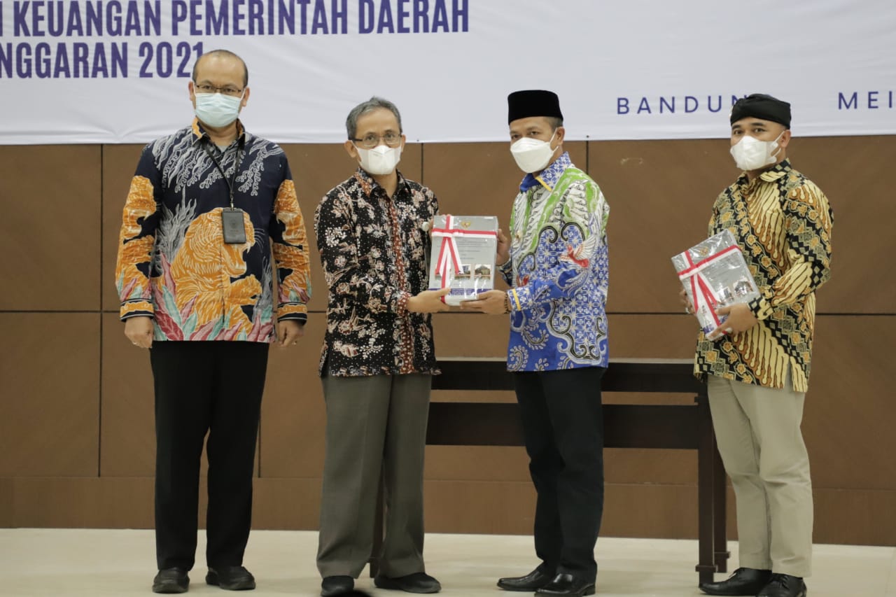 
Bupati Dadang Supriatna, dan Ketua DPRD H. Sugianto menerima penghargaan pada acara  Penyerahan Laporan Hasil Pemeriksaan atas Laporan Keuangan Pemerintah Daerah Tahun Anggaran 2021 di Kantor BPK RI Perwakilan Jabar, Kota Bandung, Jumat (20/5/2022). (Foto Pemkab Bandung/dara.co.id)
